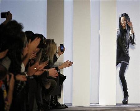 Vera Wang scraps $500 China try-on fee, knockoffs still flourish