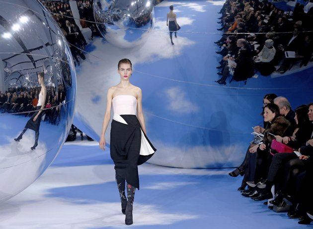 Simons confidently evolves Christian Dior style