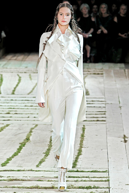 Alexander McQueen Spring 2011 Ready-to-Wear Collection